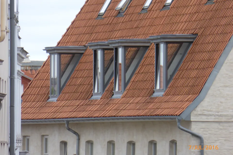 Fenêtre de toit installée dans une couverture en tuiles
